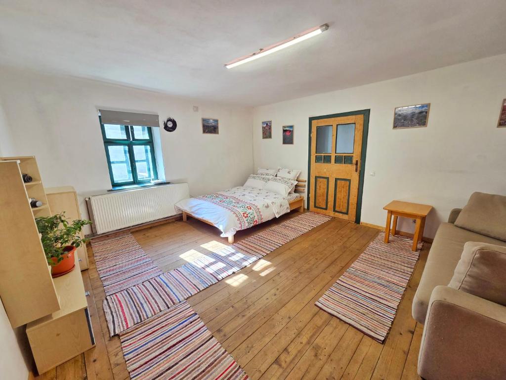 1 dormitorio con cama, sofá y suelo de madera en Rubia Soala 162, 