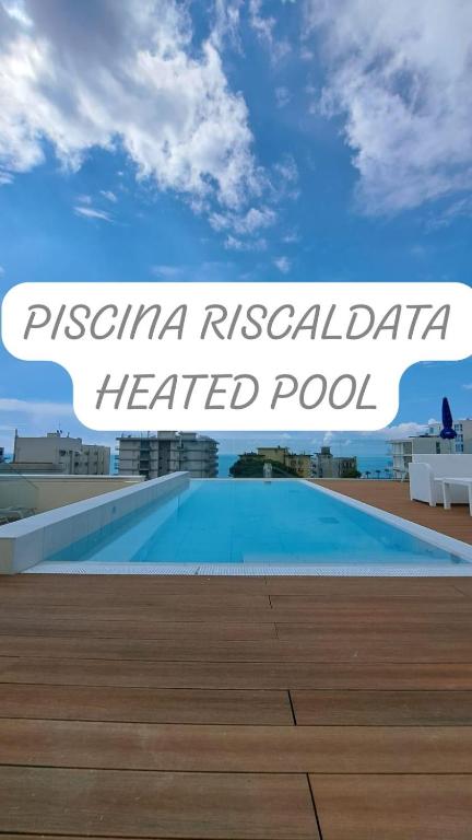 a sign for a heated pool at a resort at Hotel Villa Eugenia - 3 Stelle Superior con Private SPA e Piscina in Lido di Jesolo