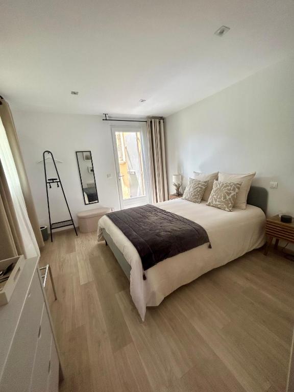 une chambre avec un grand lit et une fenêtre dans l'établissement Chambre L, à Les Taillades