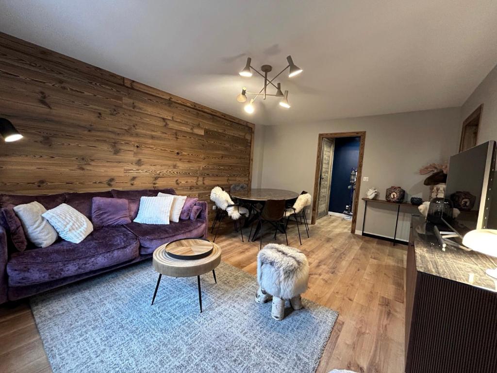 un salon avec un canapé violet et une table dans l'établissement GRAVACHES 3 Appt 6 pers, centre, pistes, à La Clusaz
