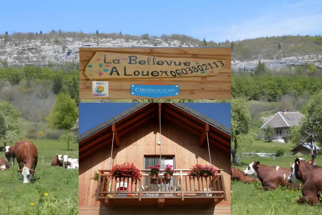 un bâtiment avec un balcon dans un champ avec des vaches dans l'établissement Appartement La Bellevue, à Arith