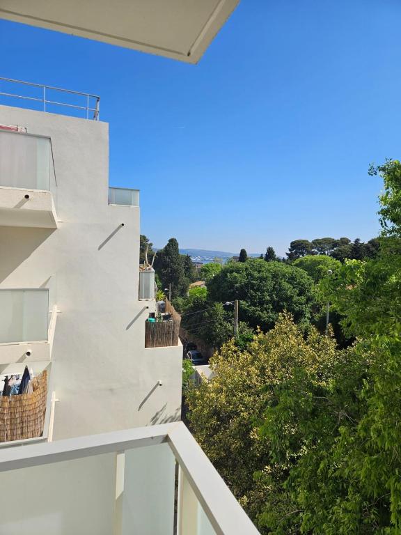 - une vue depuis le balcon d'un bâtiment blanc dans l'établissement Petit cocon Sètois ! Balcon avec vue et parking, à Sète