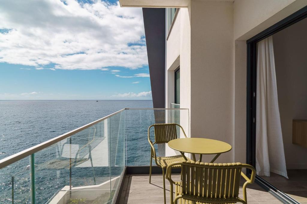 a balcony with a table and chairs and the ocean at GuestReady - Endless Ocean Views in Santa Cruz