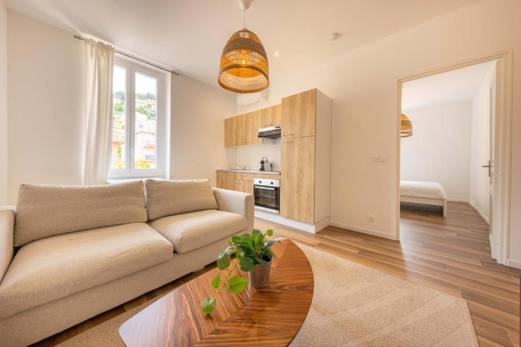 un salon avec un canapé et une table dans l'établissement Appartement 2 pièces proche de Monaco, à Beausoleil