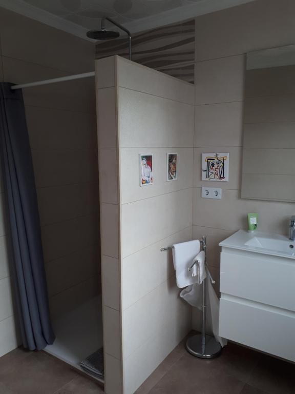 A bathroom at La Casa Jazmín