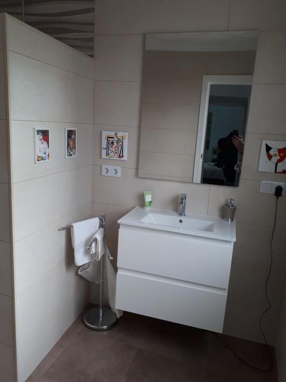 A bathroom at La Casa Jazmín
