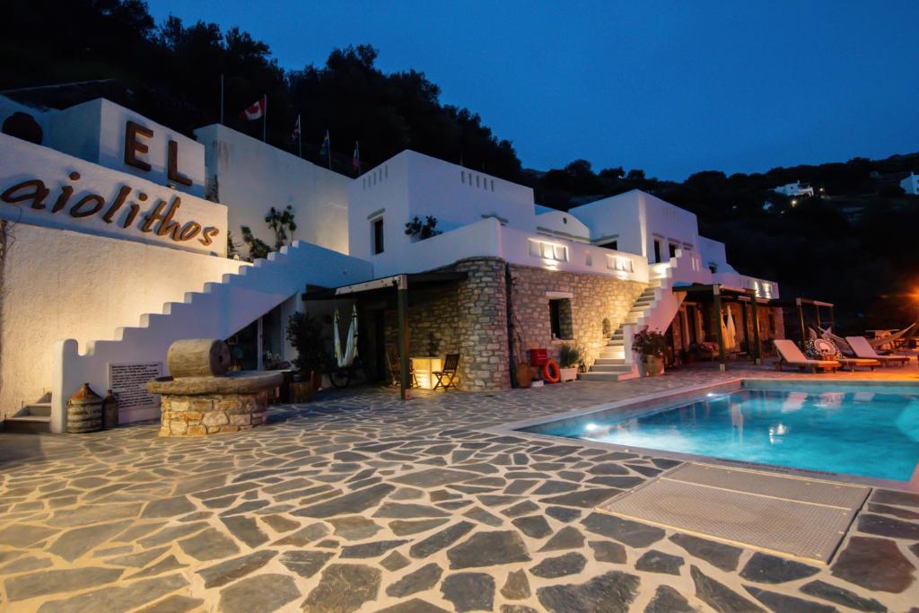 Bazén v ubytování ELAIOLITHOS - Luxury Villa Suites - Adults Only nebo v jeho okolí