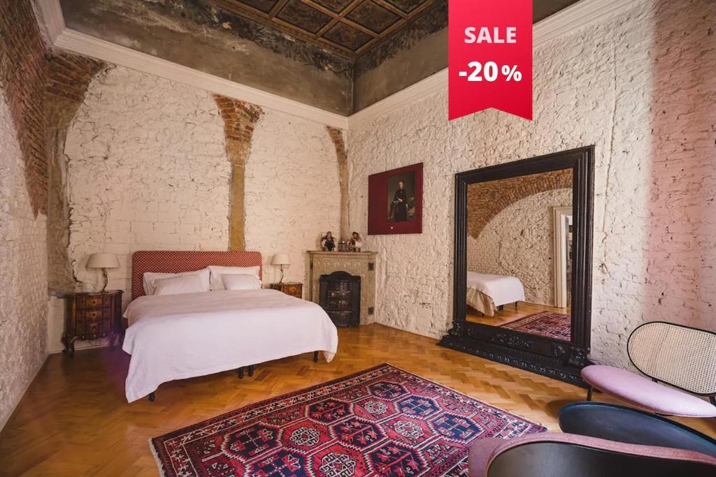 Ένα ή περισσότερα κρεβάτια σε δωμάτιο στο King Charles Apartment