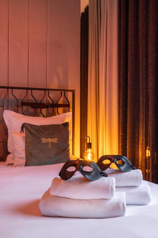 Postel nebo postele na pokoji v ubytování BDSM SWING KLIMA Apartamenty Lustra super wygodne łóżko , huśtawka ,dla dorosłych ADULTS ONLY