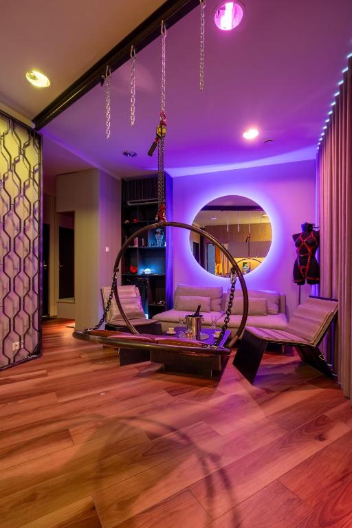 Posezení v ubytování BDSM SWING KLIMA Apartamenty Lustra super wygodne łóżko , huśtawka ,dla dorosłych ADULTS ONLY
