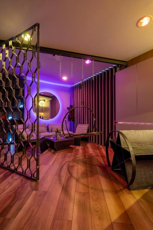 Fotografie z fotogalerie ubytování BDSM SWING KLIMA Apartamenty Lustra super wygodne łóżko , huśtawka ,dla dorosłych ADULTS ONLY v Lodži