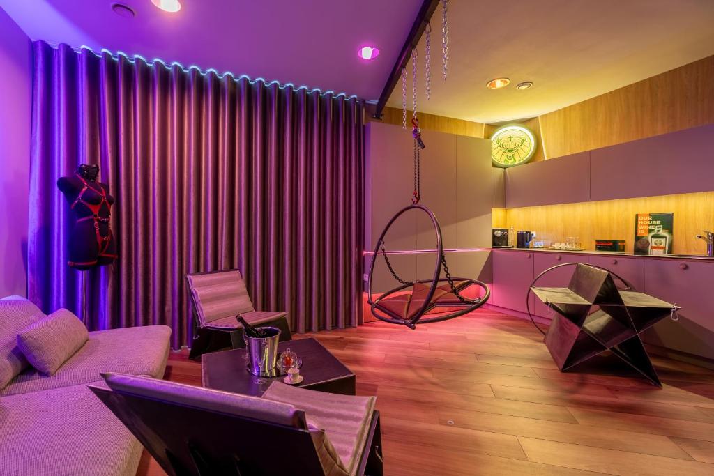 Posezení v ubytování BDSM SWING KLIMA Apartamenty Lustra super wygodne łóżko , huśtawka ,dla dorosłych ADULTS ONLY