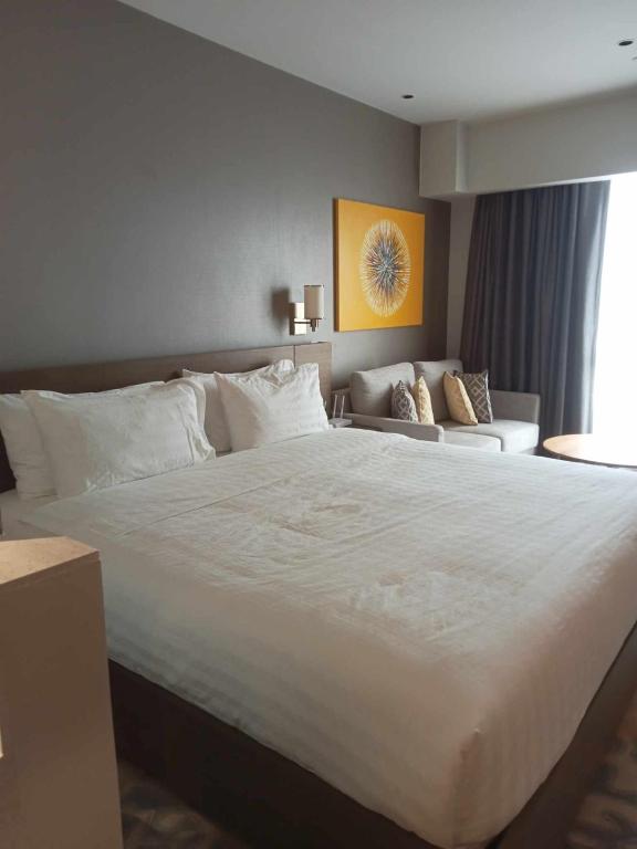 Postel nebo postele na pokoji v ubytování Novotel Residence Hotel Manila by Jolly Luxe Suites at Acqua