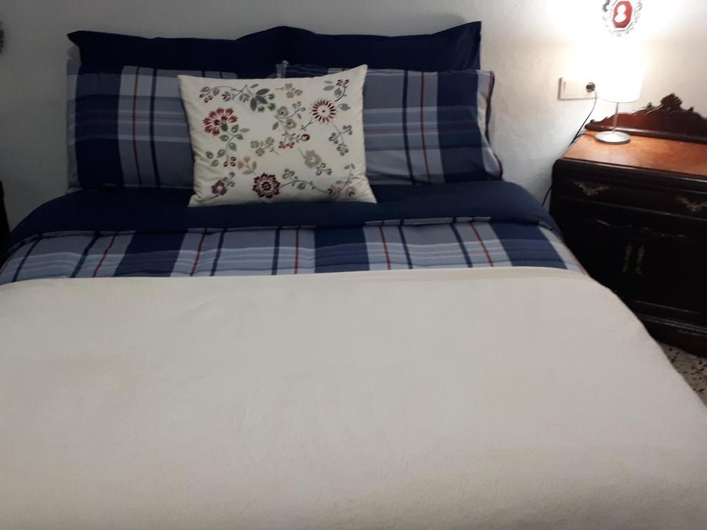 A bed or beds in a room at La Casa Jazmín