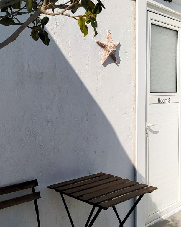 Fotografie z fotogalerie ubytování BY THE SEA ROOMS, AVLAKI v destinaci Porto Rafti