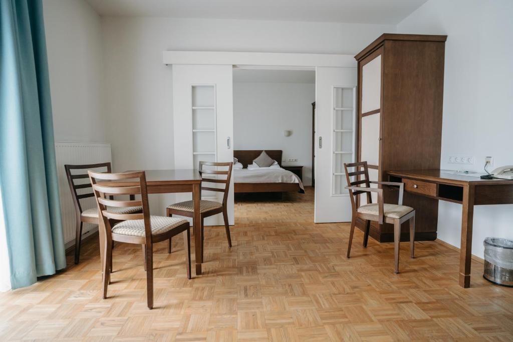 Postel nebo postele na pokoji v ubytování Hotel Staribacher Südsteiermark