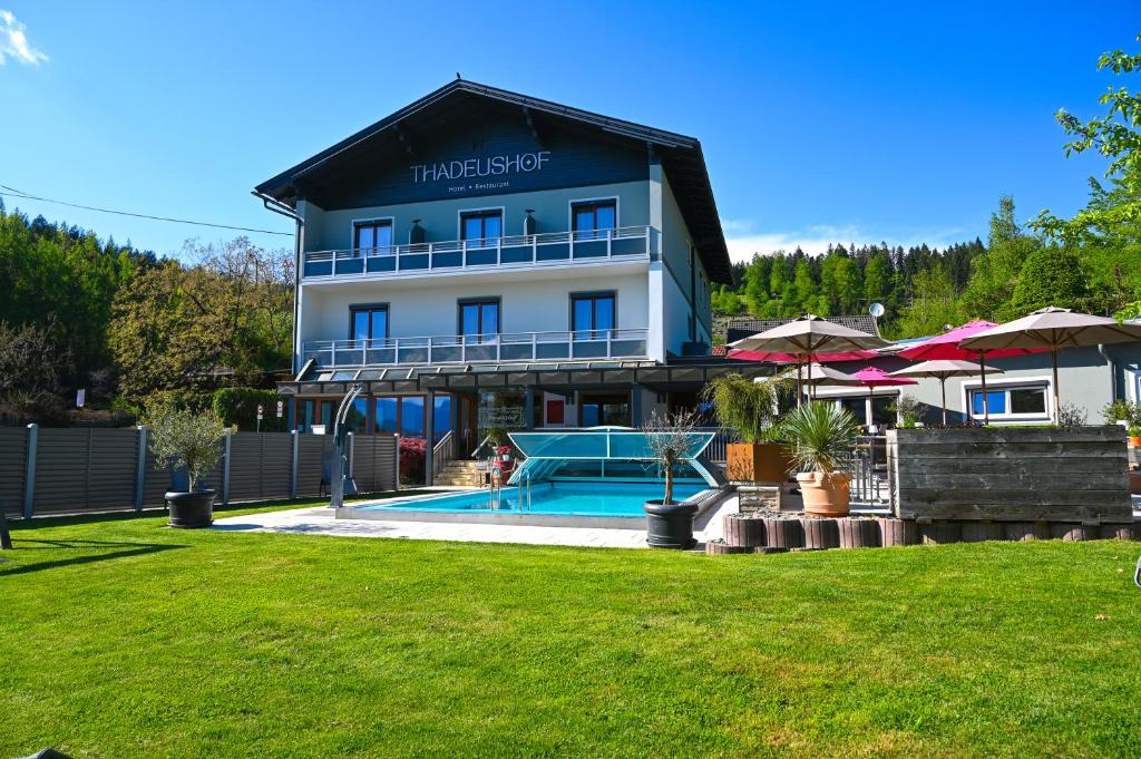 Bazén v ubytování Hotel Restaurant Thadeushof nebo v jeho okolí