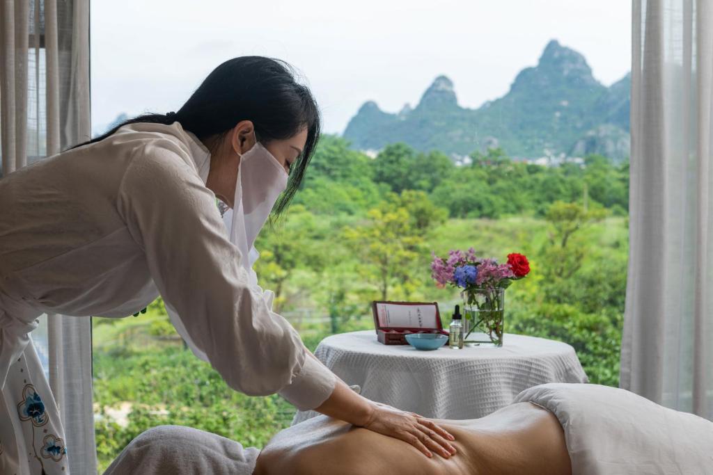Hosté ubytování Guilin Village Creek Inn-Free private car pick up station stay 3 nights