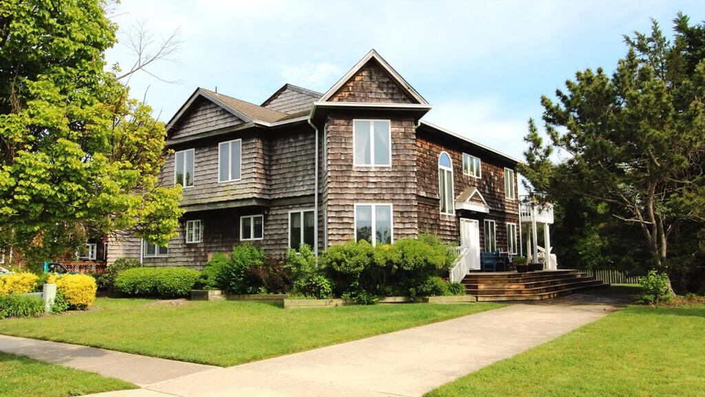 una gran casa de ladrillo con un camino delante de ella en 1710 Maryland Avenue, en Cape May