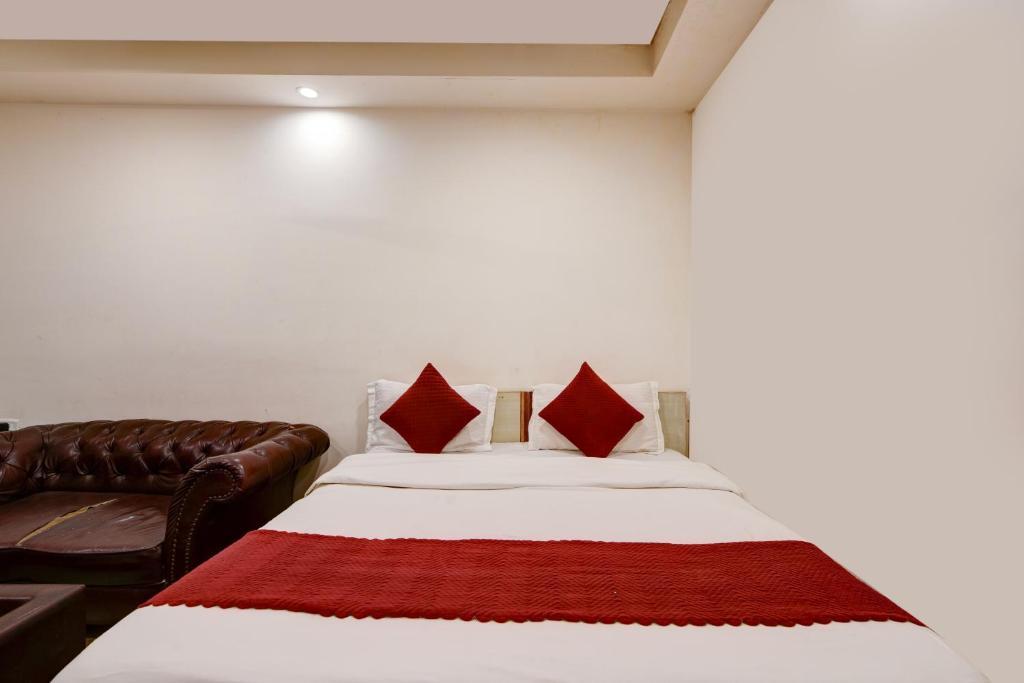 Postel nebo postele na pokoji v ubytování The Bir Stay - Couple Friendly Stays