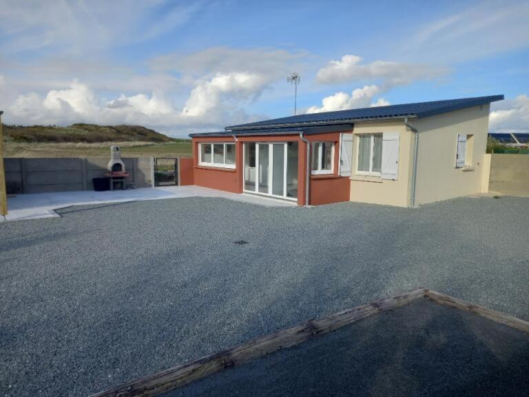 une maison avec une grande allée devant elle dans l'établissement Maison de vacances à la plage, à Créances