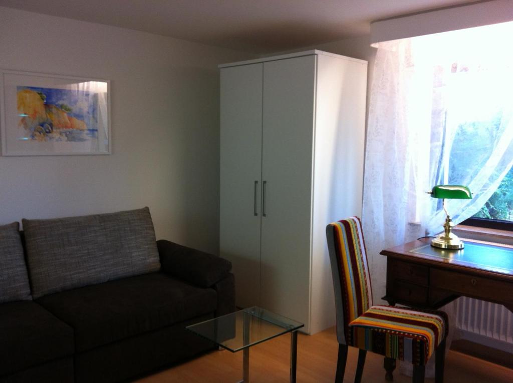 a living room with a couch and a desk at Ulrikesferienwohnung2 in Homburg