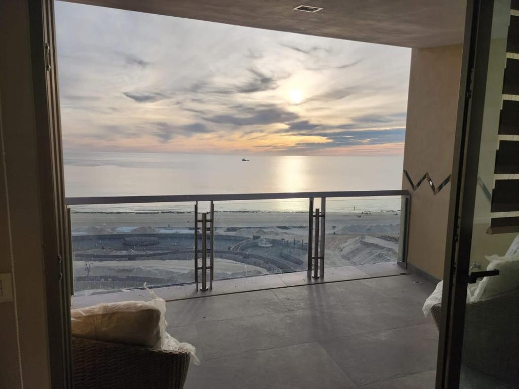 佩尼亚斯科港Luxury Studio with King Bed Oceanview Terrace at Sonoran Star Resort的从有窗户的房间可以看到海景