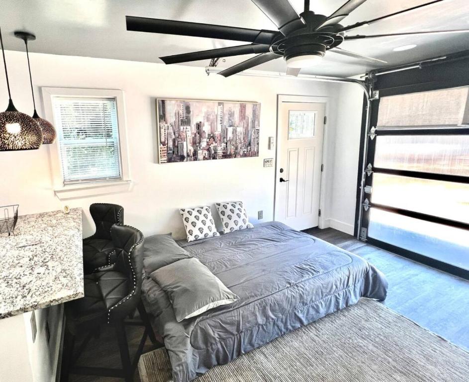 チャペルヒルにあるChapel Hill Guest house retreatのベッドと天井扇風機のある寝室