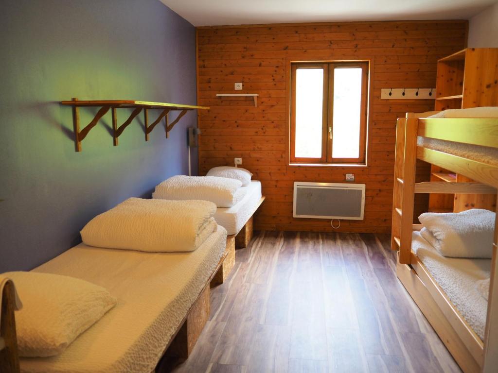 Auberge de Jeunesse HI La Clusaz - Quadruple Room With Shower