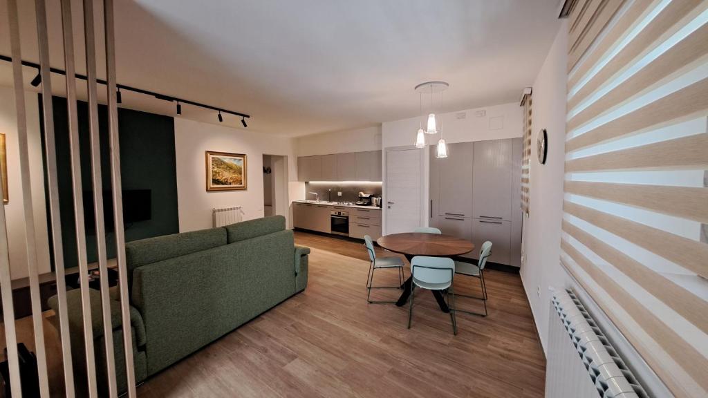 una sala de estar con un sofá y una mesa en Appartamento Via Mazzini Gubbio Centro, en Gubbio