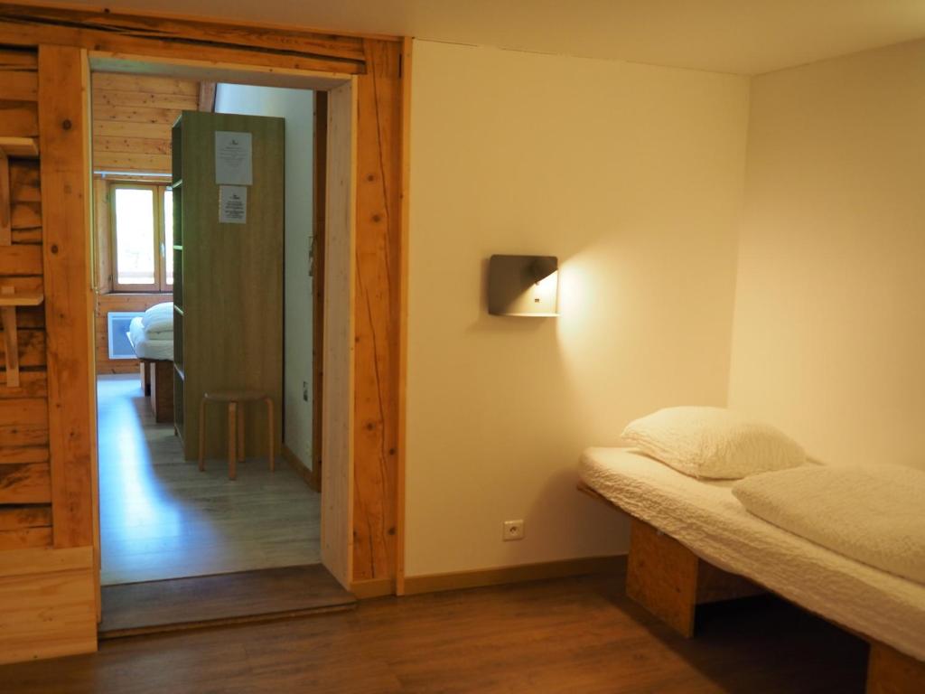 Auberge de Jeunesse HI La Clusaz - Bed In Male Dormitory Room