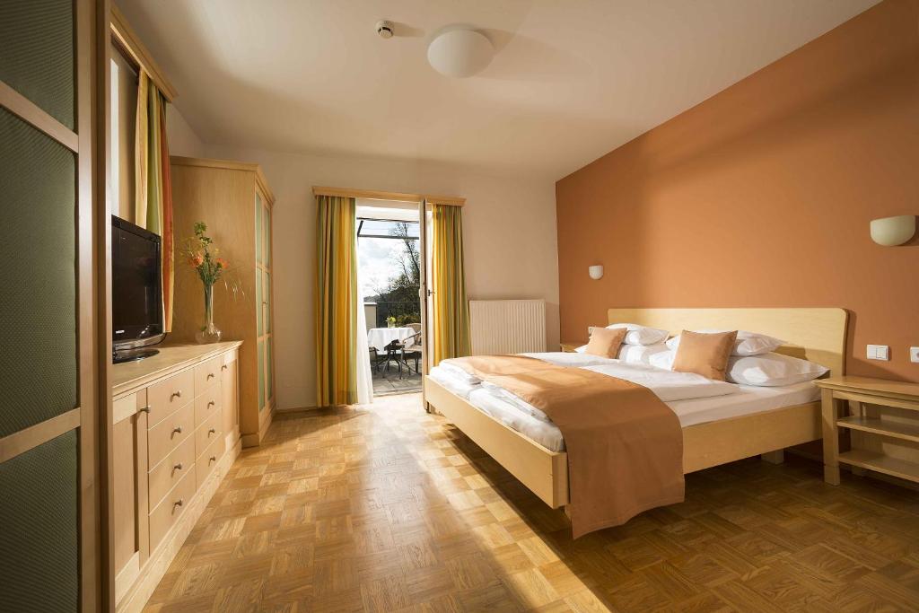 Postel nebo postele na pokoji v ubytování Hotel Staribacher Südsteiermark