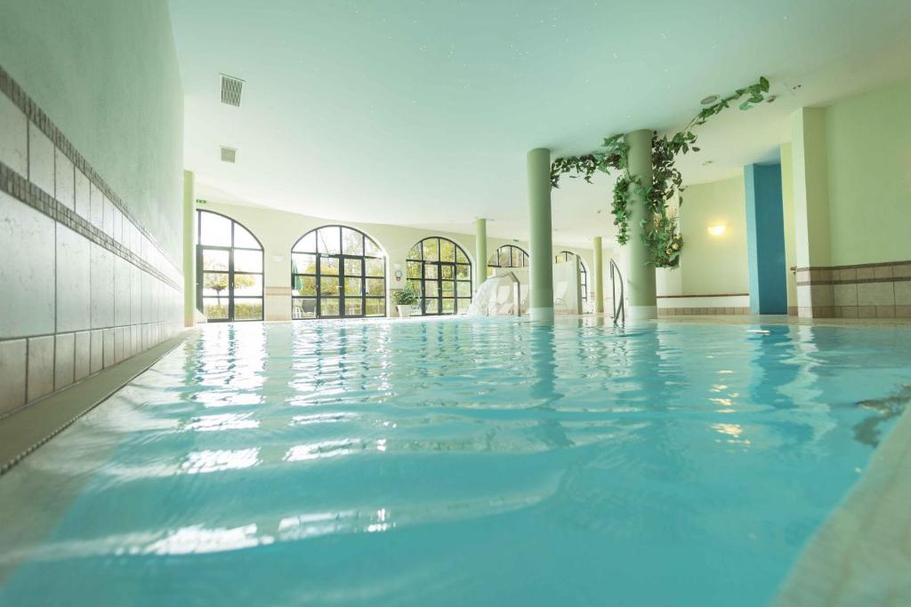 Bazén v ubytování Hotel Staribacher Südsteiermark nebo v jeho okolí