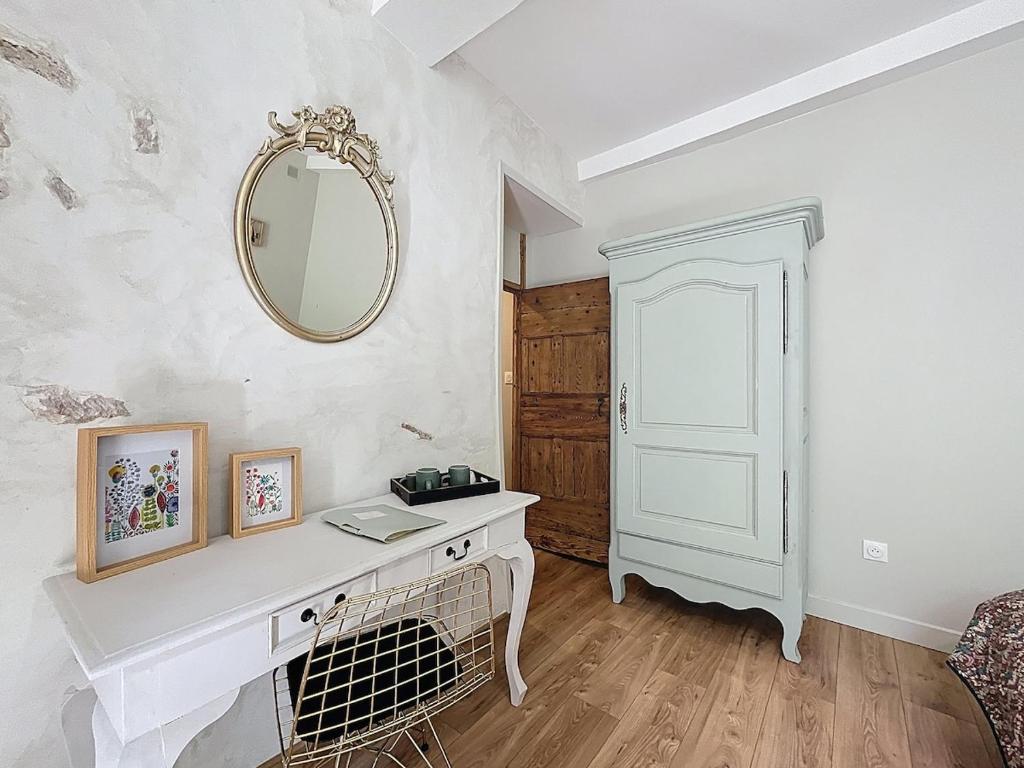 a room with a white desk and a mirror at Maison23 - Chambre avec kitchenette proche de la mer in Coursan