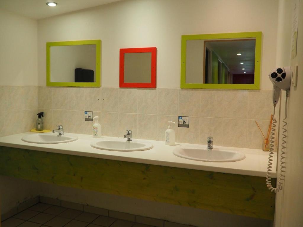 Auberge de Jeunesse HI La Clusaz - Family Room With Shared Bathroom