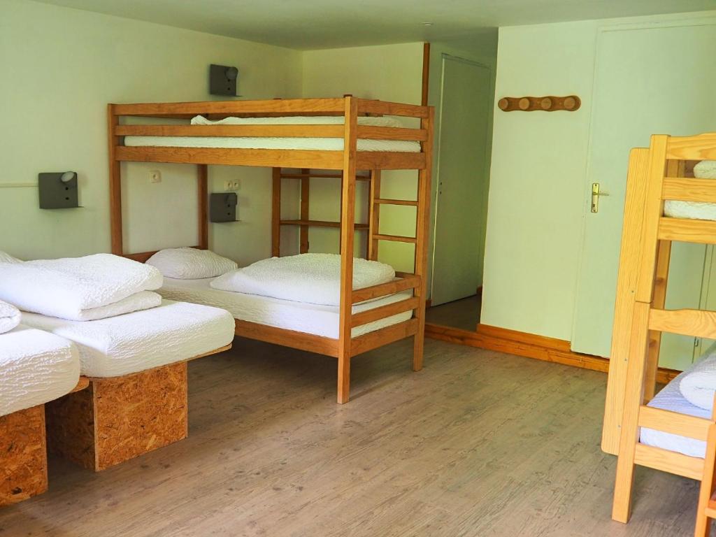 Auberge de Jeunesse HI La Clusaz - 6-Bed Room With Shower