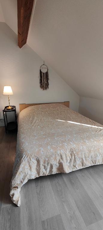 une chambre avec un grand lit dans une pièce dans l'établissement confort et tranquillité à Fougères - studio tout équipé, à Fougères