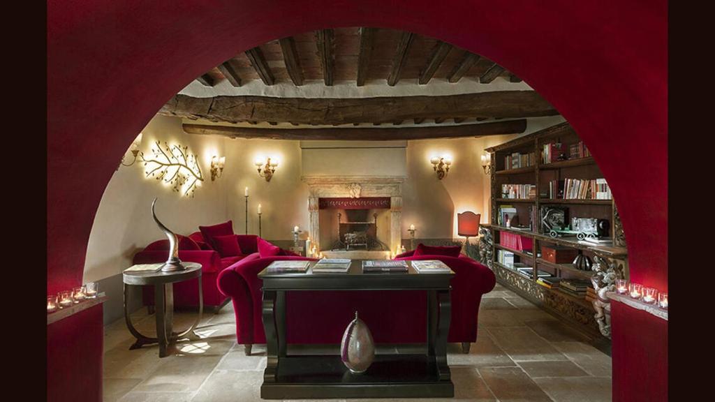 a living room with red furniture and a red ceiling at L'Olmo in Monticchiello