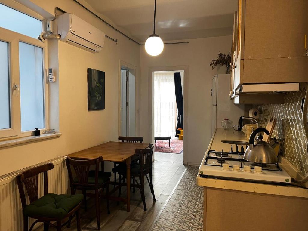 Kuchyň nebo kuchyňský kout v ubytování Taksim Apartment