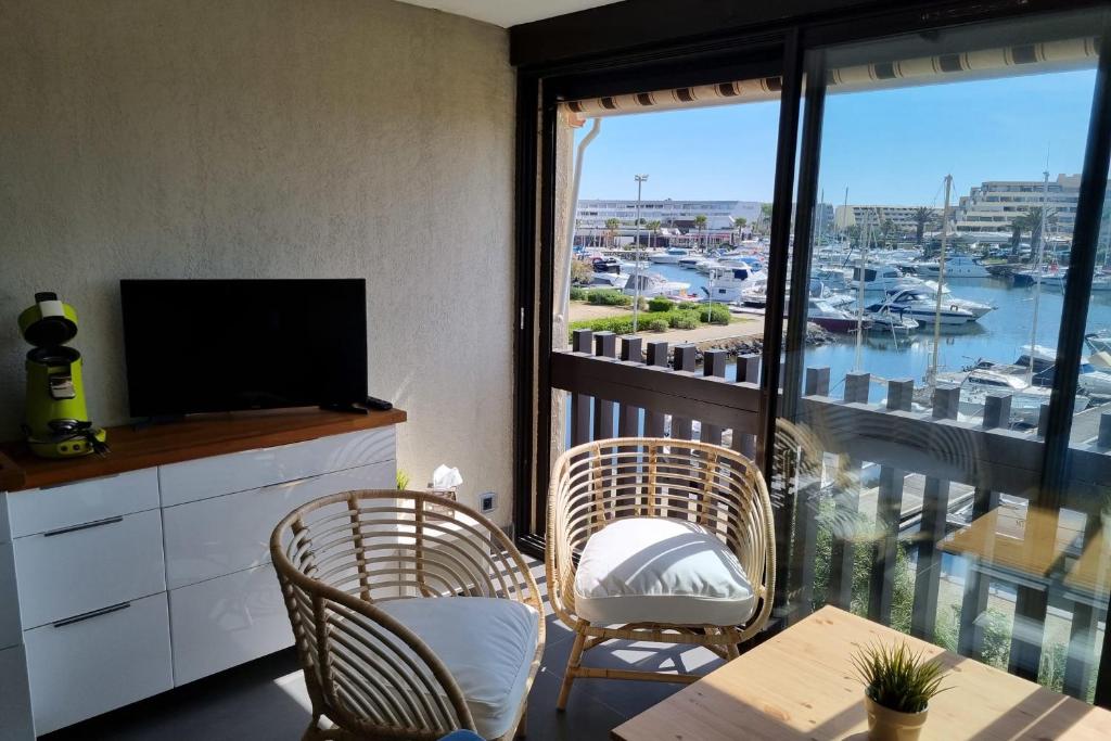 Cette chambre dispose d'un balcon offrant une vue sur le port de plaisance. dans l'établissement Naturiste Cap d'Agde Port Vénus 212, au Cap d'Agde