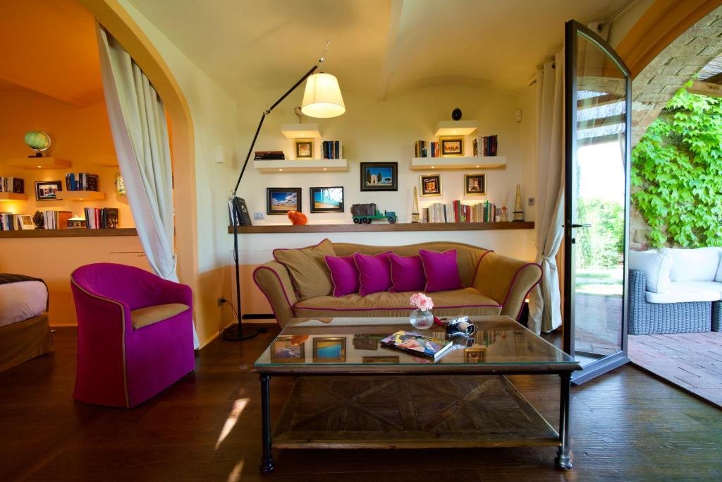 a living room with a couch and a table at L'Olmo in Monticchiello