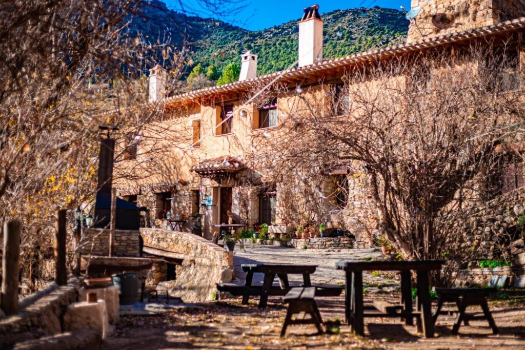 Vista generica sulle montagne o vista sulle montagne dall'interno of country house