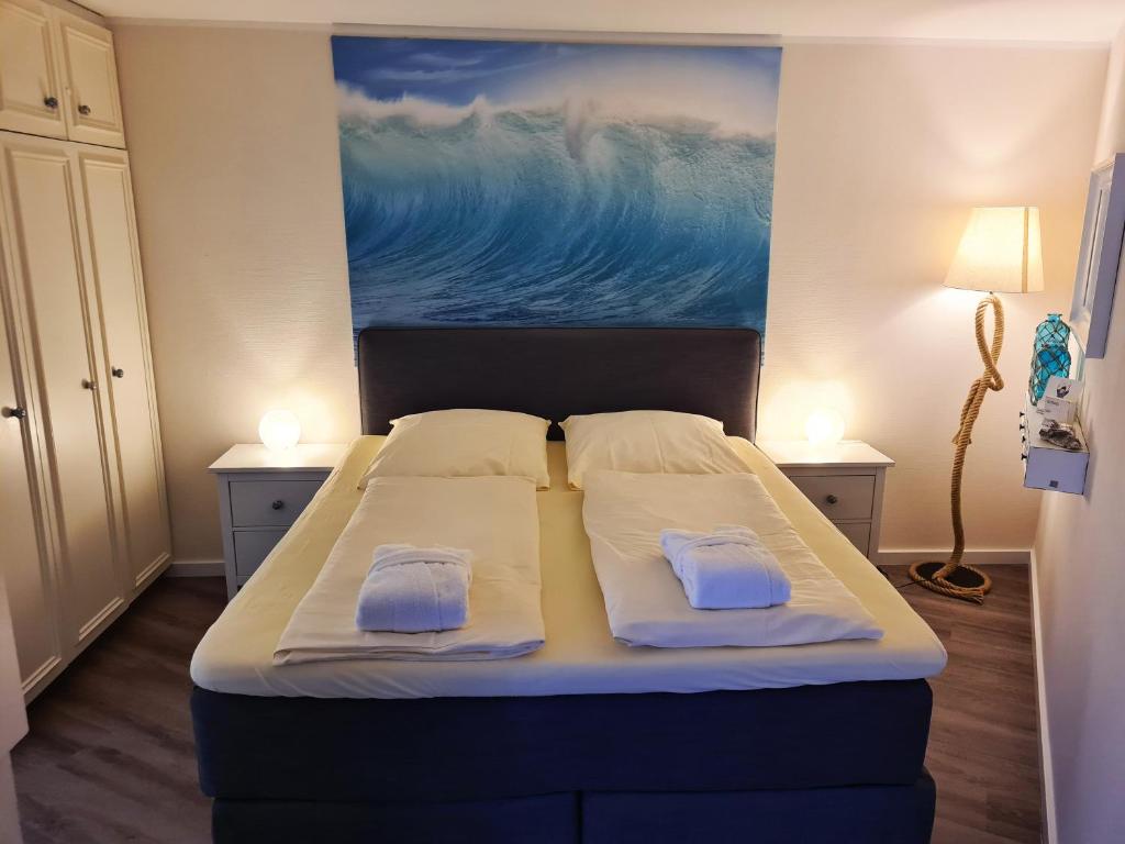 Postel nebo postele na pokoji v ubytování Strandburg Juist Apartment 208 - Schwimmbad und Sauna kostenfrei