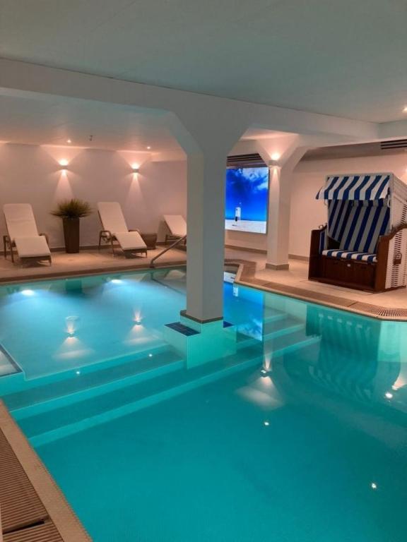Bazén v ubytování Strandburg Juist Apartment 208 - Schwimmbad und Sauna kostenfrei nebo v jeho okolí