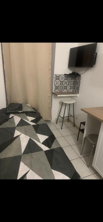 Cette chambre est dotée d'un sol en damier noir et blanc. dans l'établissement Les 4 Studettes, à Marseille