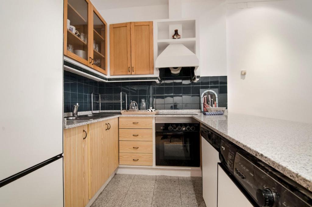 A kitchen or kitchenette at Apartment Fresa, 3