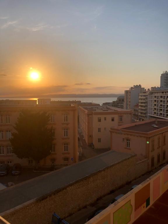 - une vue sur le coucher de soleil depuis le toit d'un bâtiment dans l'établissement Le studio des catalans, à Marseille