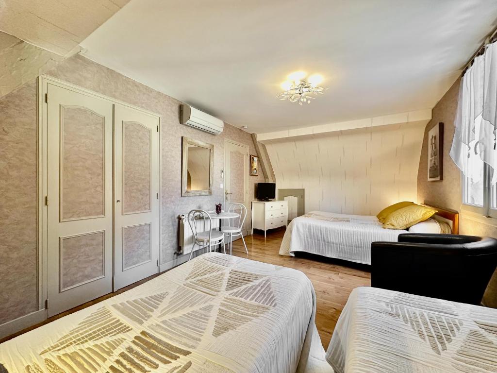 La Roseraie - Family Room With Private Bathroom