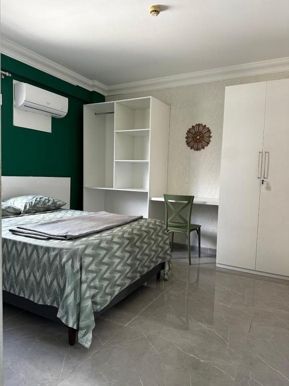 Ένα ή περισσότερα κρεβάτια σε δωμάτιο στο Lindo Apartamento com piscina à 100m do MAR