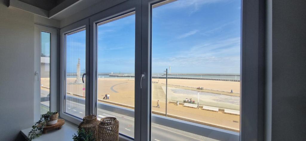 a room with a view of a beach from a window at Evasion mer à Ostende in Ostend